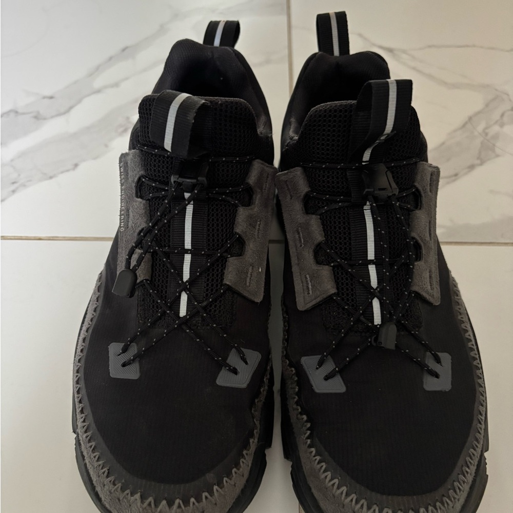 Cloud On black sneakers
